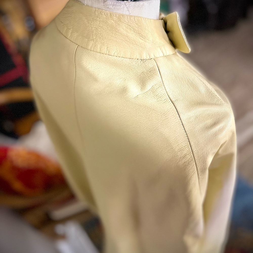 VINTAGE CREAM LEATHER CAPE - Picture 4 of 13
